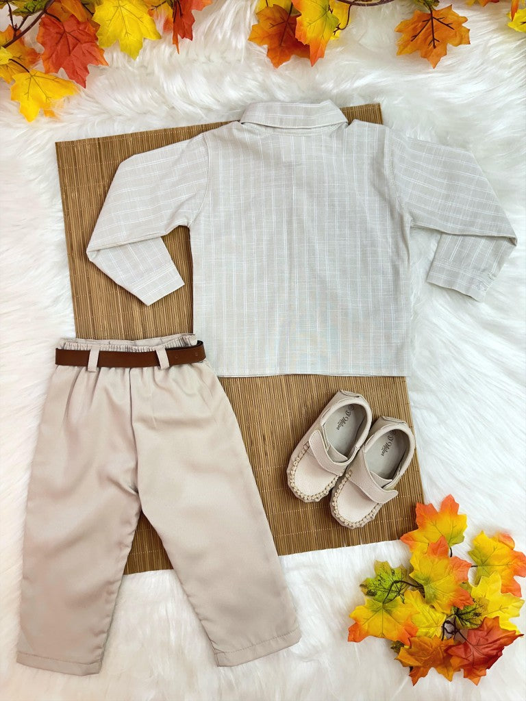 Conjunto Infantil: Camisa de Rayas y Pantalón Beige con Cinturón