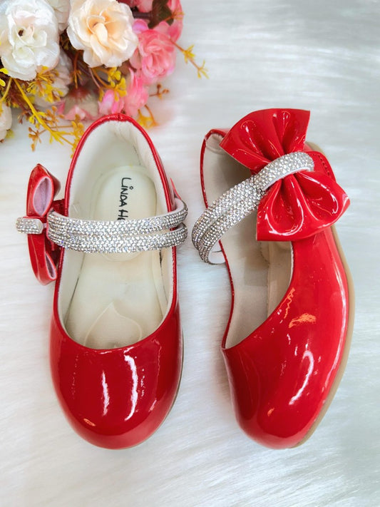 Zapato de charol rojo con lazo y tiras de diamantes de imitación 