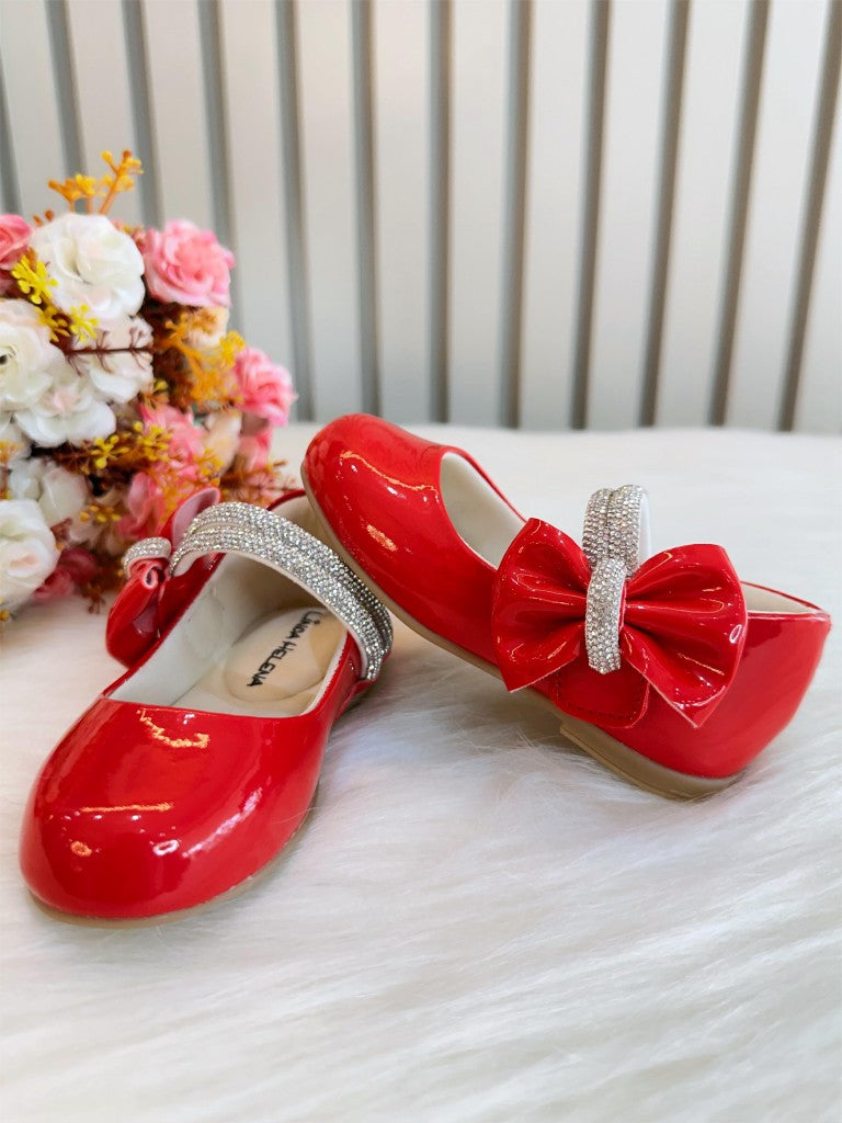 Zapato de charol rojo con lazo y tiras de diamantes de imitación 