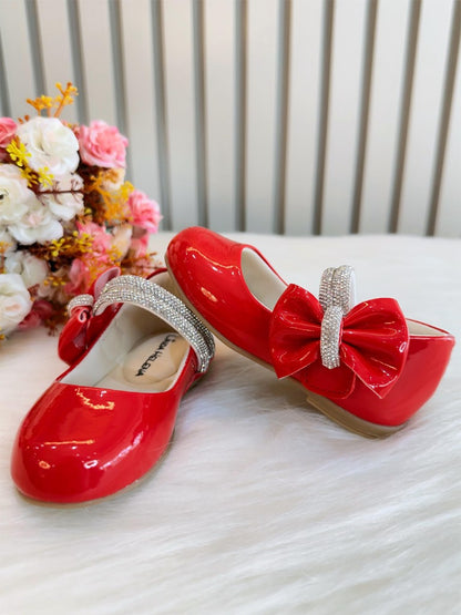 Zapato de charol rojo con lazo y tiras de diamantes de imitación 