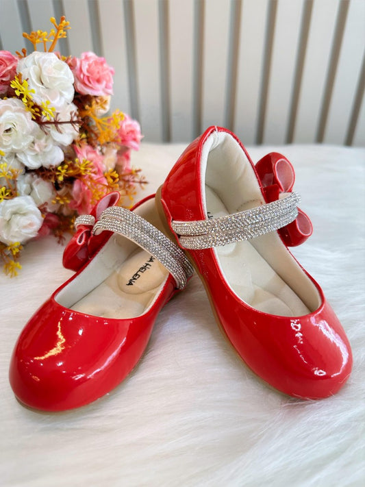 Zapato de charol rojo con lazo y tiras de diamantes de imitación 