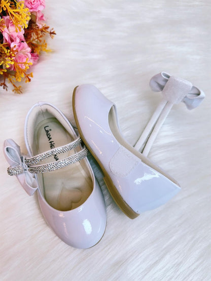Zapato de charol blanco con lazo y tiras de pedrería