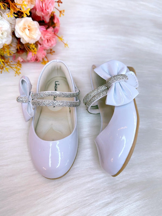 Zapato de charol blanco con lazo y tiras de pedrería