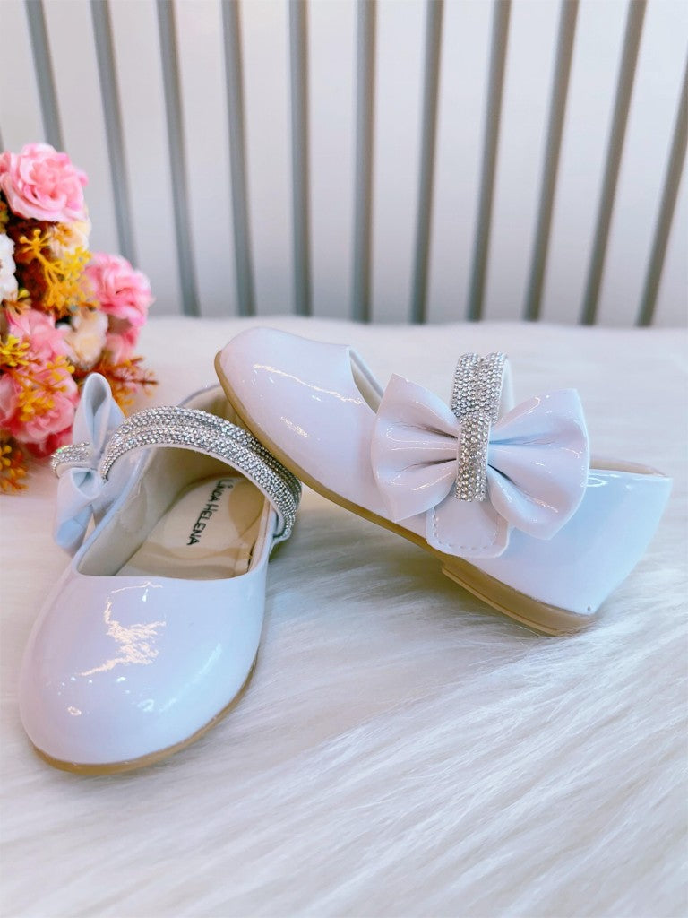 Zapato de charol blanco con lazo y tiras de pedrería