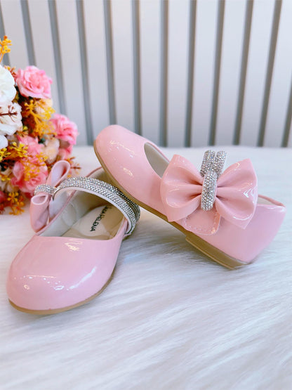 Zapato de charol rosa con lazo y tiras de diamantes de imitación 