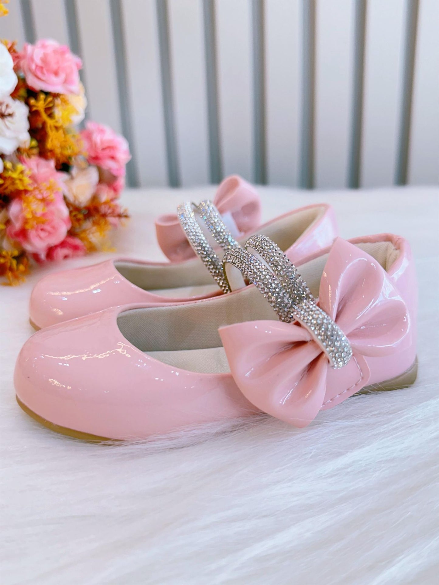Zapato de charol rosa con lazo y tiras de diamantes de imitación 