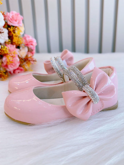 Zapato de charol rosa con lazo y tiras de diamantes de imitación 
