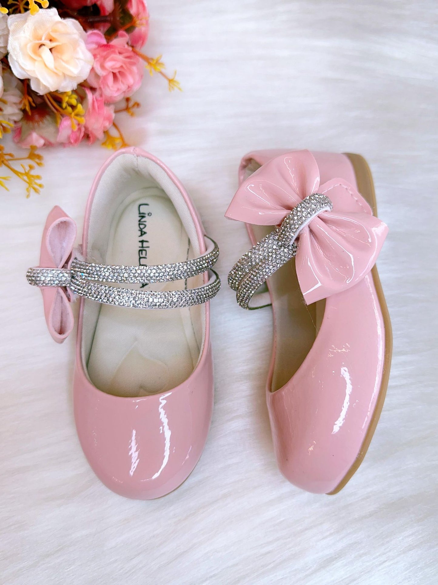 Zapato de charol rosa con lazo y tiras de diamantes de imitación 