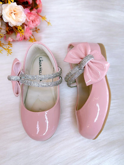 Zapato de charol rosa con lazo y tiras de diamantes de imitación 