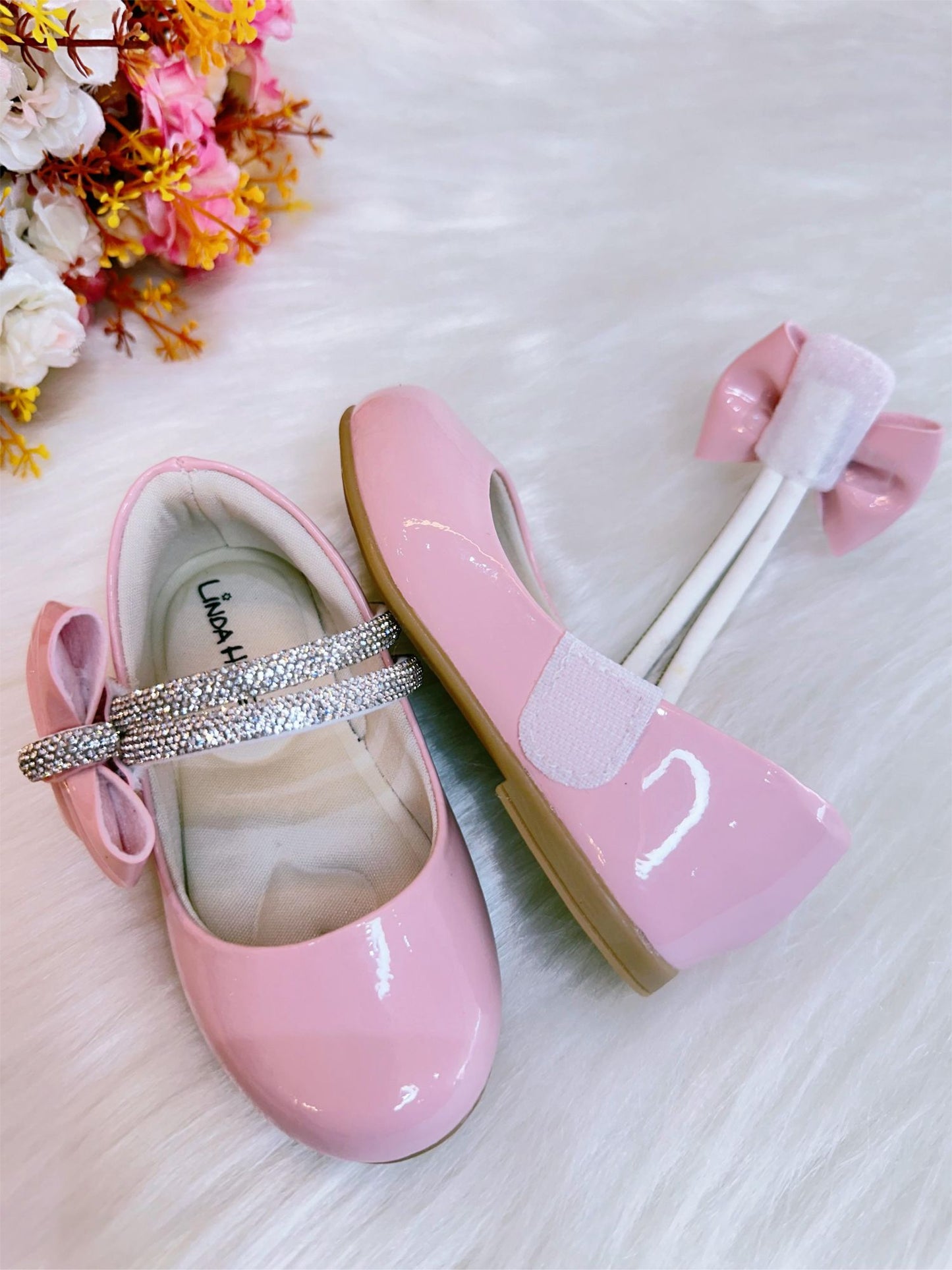 Zapato de charol rosa con lazo y tiras de diamantes de imitación 
