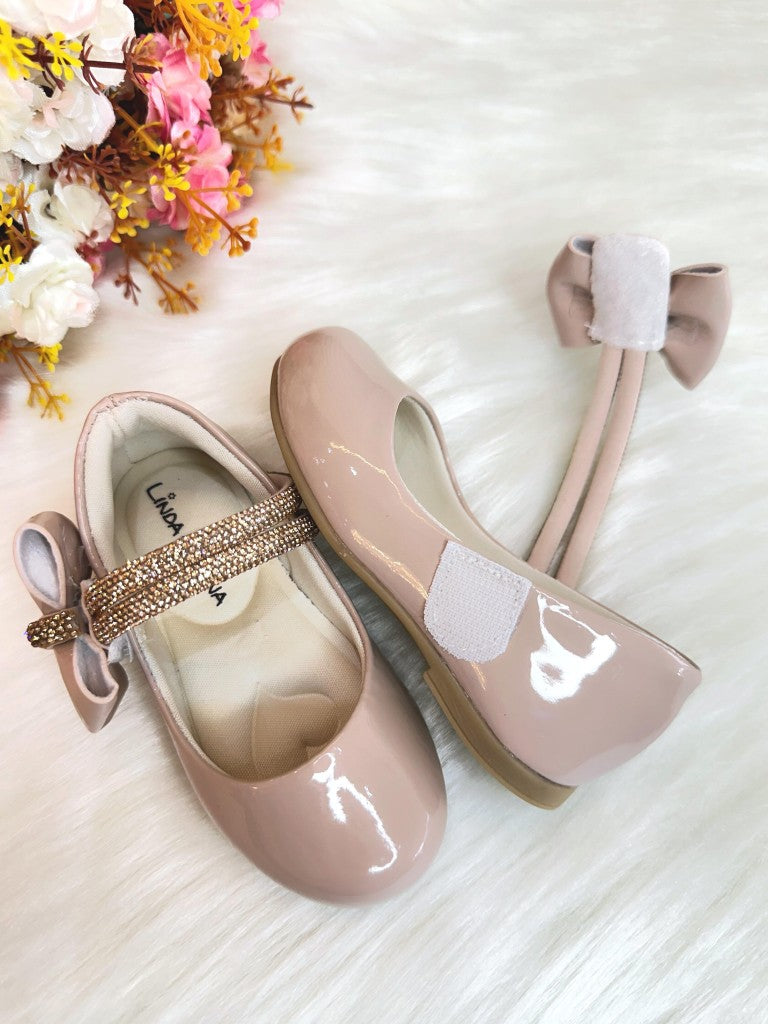 Zapatos de salón de charol color piel con lazo y tiras de diamantes de imitación 