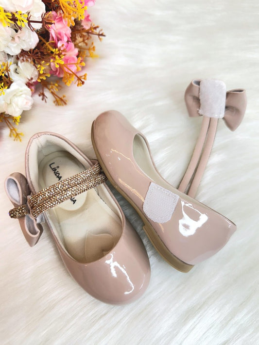 Zapatos de salón de charol color piel con lazo y tiras de diamantes de imitación 