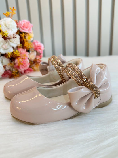 Zapatos de salón de charol color piel con lazo y tiras de diamantes de imitación 