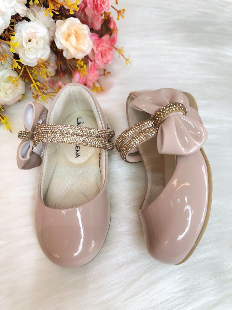 Zapatos de salón de charol color piel con lazo y tiras de diamantes de imitación 