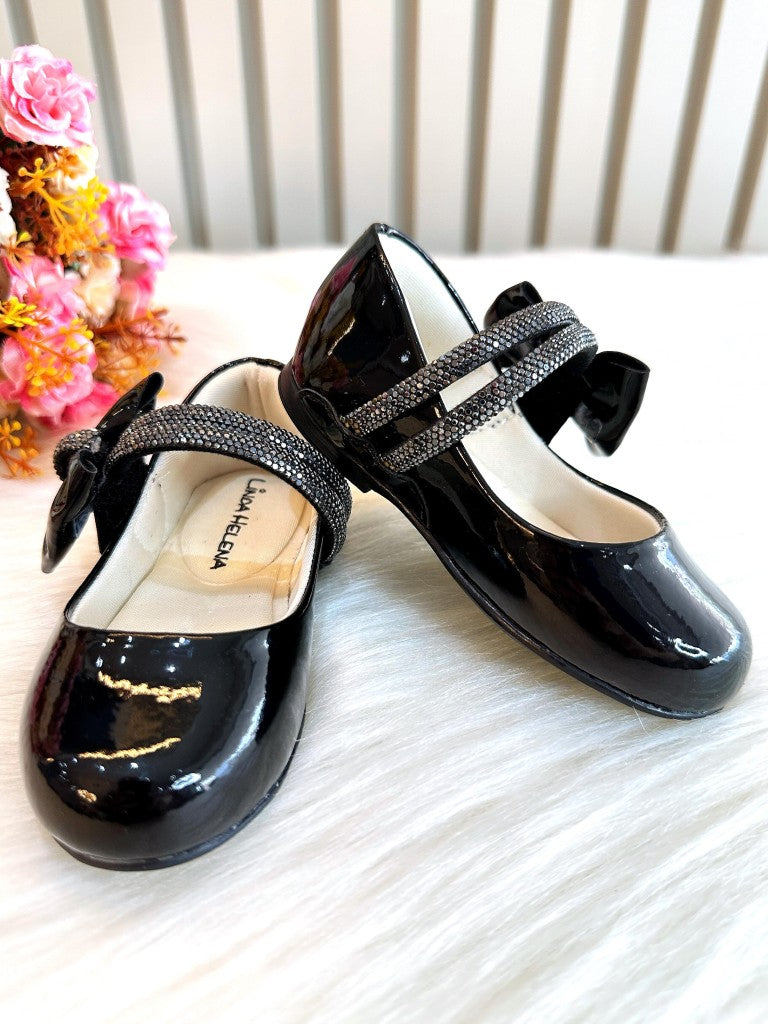 Zapato de charol negro con lazo y tiras de diamantes de imitación 