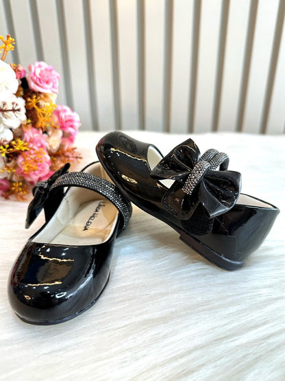 Zapato de charol negro con lazo y tiras de diamantes de imitación 