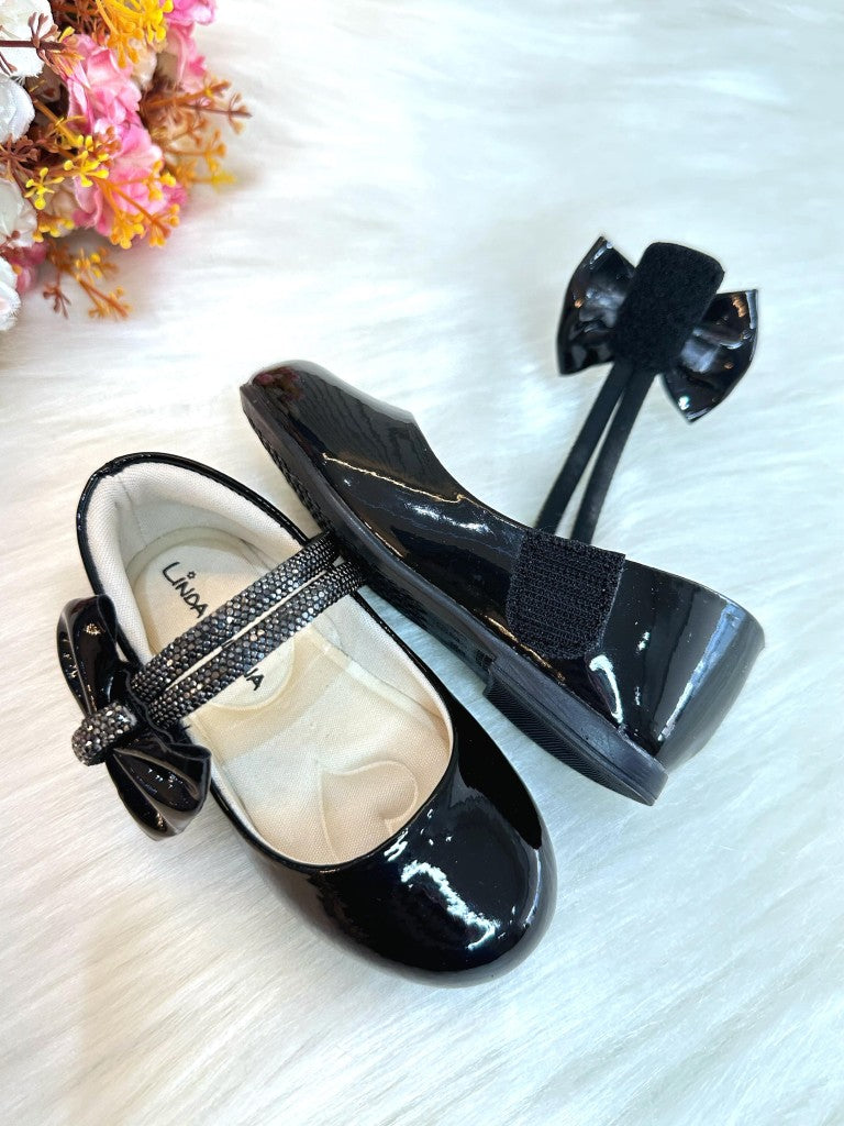 Zapato de charol negro con lazo y tiras de diamantes de imitación 