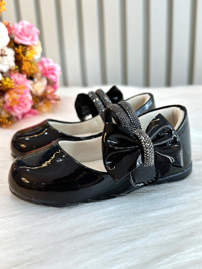 Zapato de charol negro con lazo y tiras de diamantes de imitación 