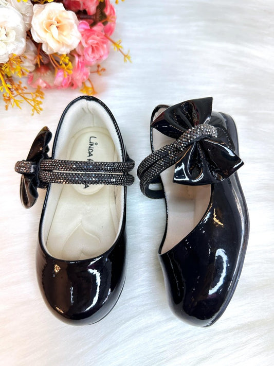 Zapato de charol negro con lazo y tiras de diamantes de imitación 