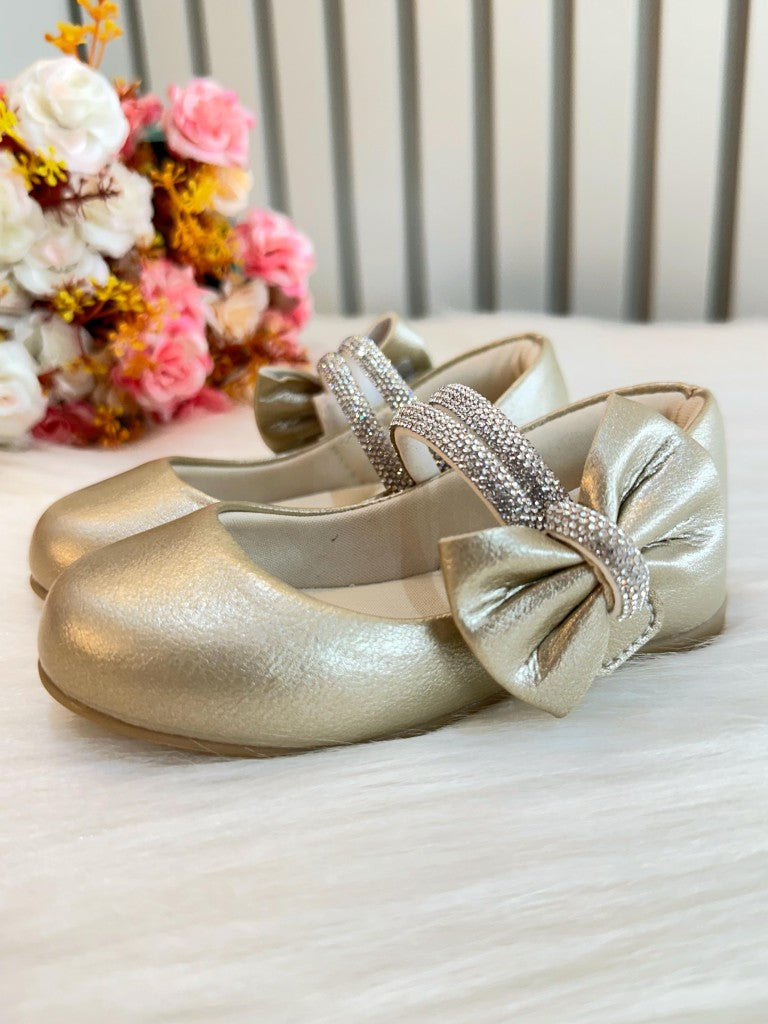 Zapato dorado mate con lazo y tiras de diamantes de imitación