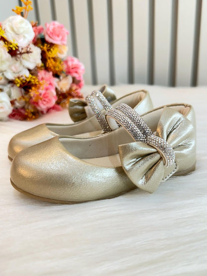 Zapato dorado mate con lazo y tiras de diamantes de imitación