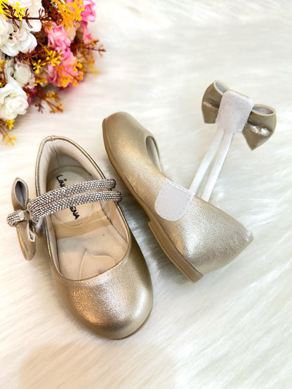 Zapato dorado mate con lazo y tiras de diamantes de imitación