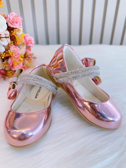 Zapato rosa metalizado con lazo y tiras de diamantes de imitación 