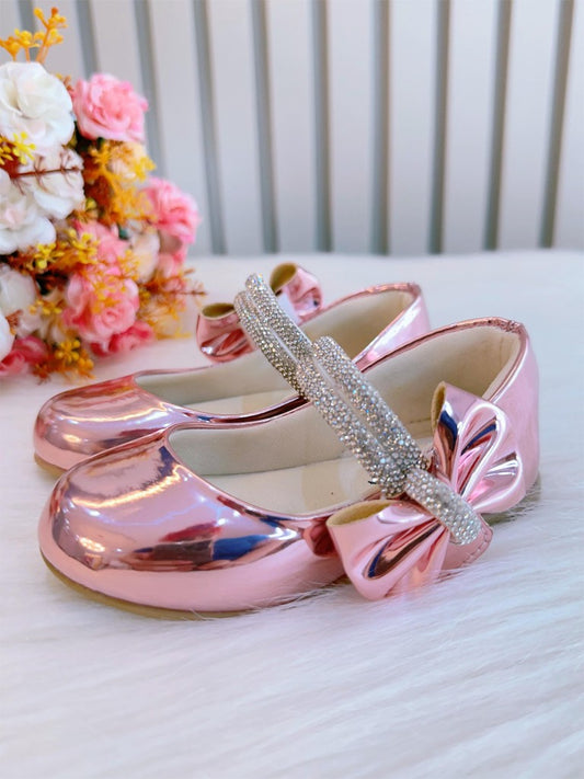 Zapato rosa metalizado con lazo y tiras de diamantes de imitación 