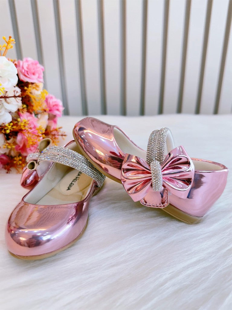 Zapato rosa metalizado con lazo y tiras de diamantes de imitación 