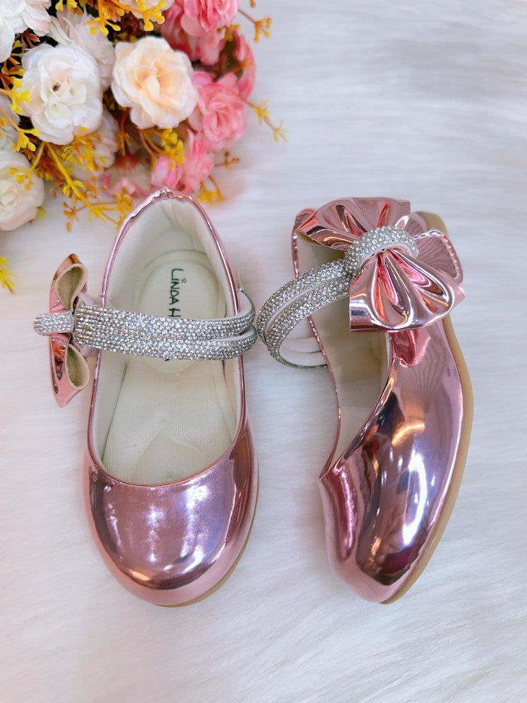 Zapato rosa metalizado con lazo y tiras de diamantes de imitación 