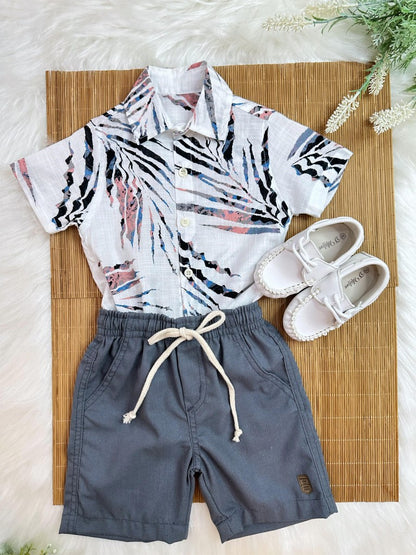 Conjunto de camisa blanca estampada y bermudas grises con cordón ajustable