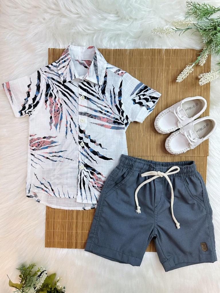 Conjunto de camisa blanca estampada y bermudas grises con cordón ajustable