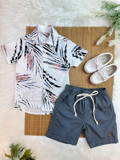 Conjunto de camisa blanca estampada y bermudas grises con cordón ajustable