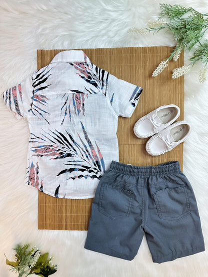 Conjunto de camisa blanca estampada y bermudas grises con cordón ajustable