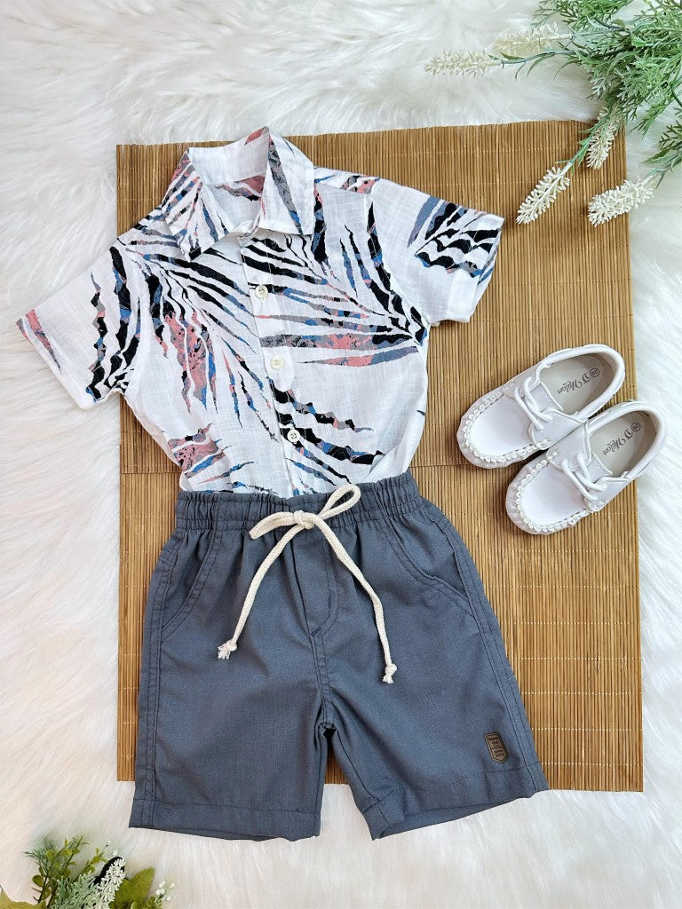 Conjunto de camisa blanca estampada y bermudas grises con cordón ajustable