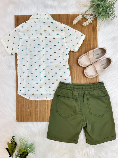Conjunto de camisa color marfil y bermudas con cordón verde musgo 