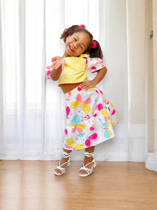 Conjunto de blusa amarilla y falda de mariposas coloridas para niñas