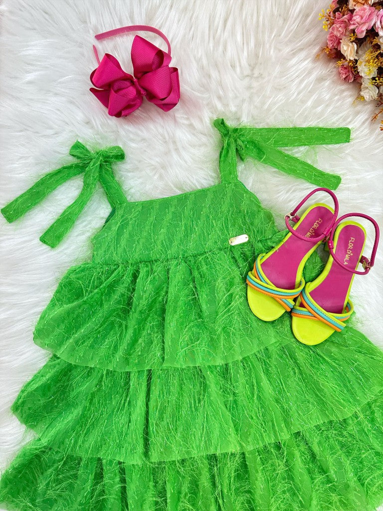 Vestido infantil verde con tirantes y plumas de lujo