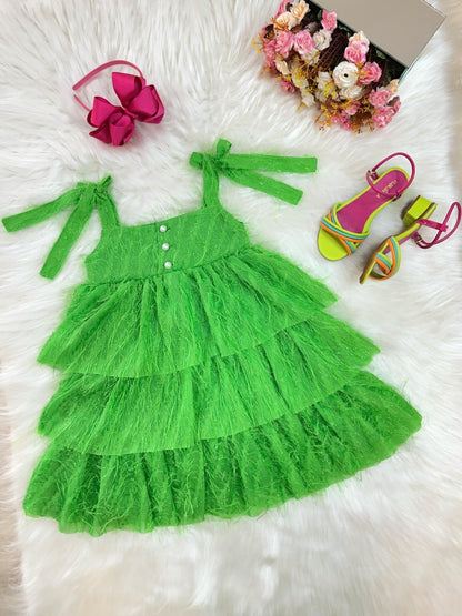 Vestido infantil verde con tirantes y plumas de lujo