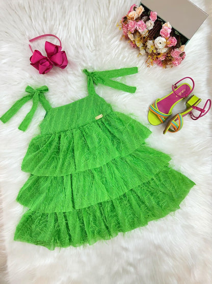 Vestido infantil verde con tirantes y plumas de lujo
