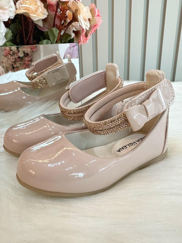 Zapatos de tacón color piel con tiras, pedrería y aplique de lazo 