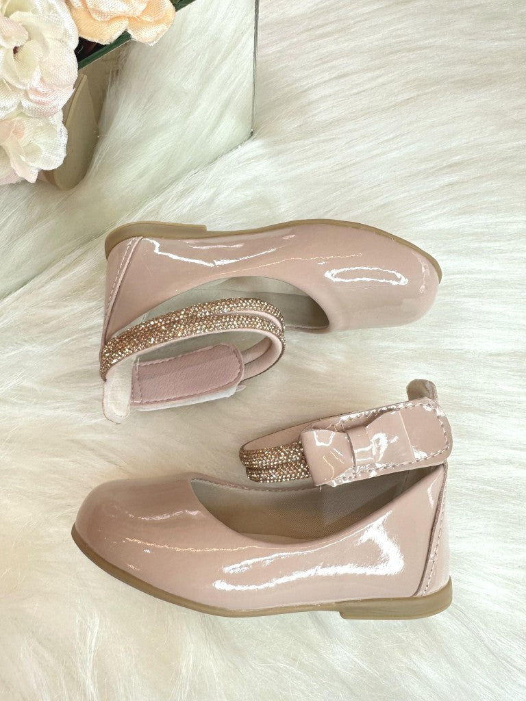 Zapatos de tacón color piel con tiras, pedrería y aplique de lazo 