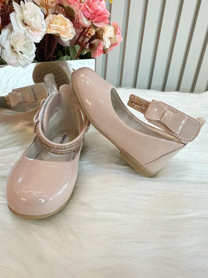 Zapatos de tacón color piel con tiras, pedrería y aplique de lazo 