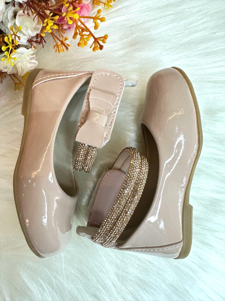 Zapatos de tacón color piel con tiras, pedrería y aplique de lazo 