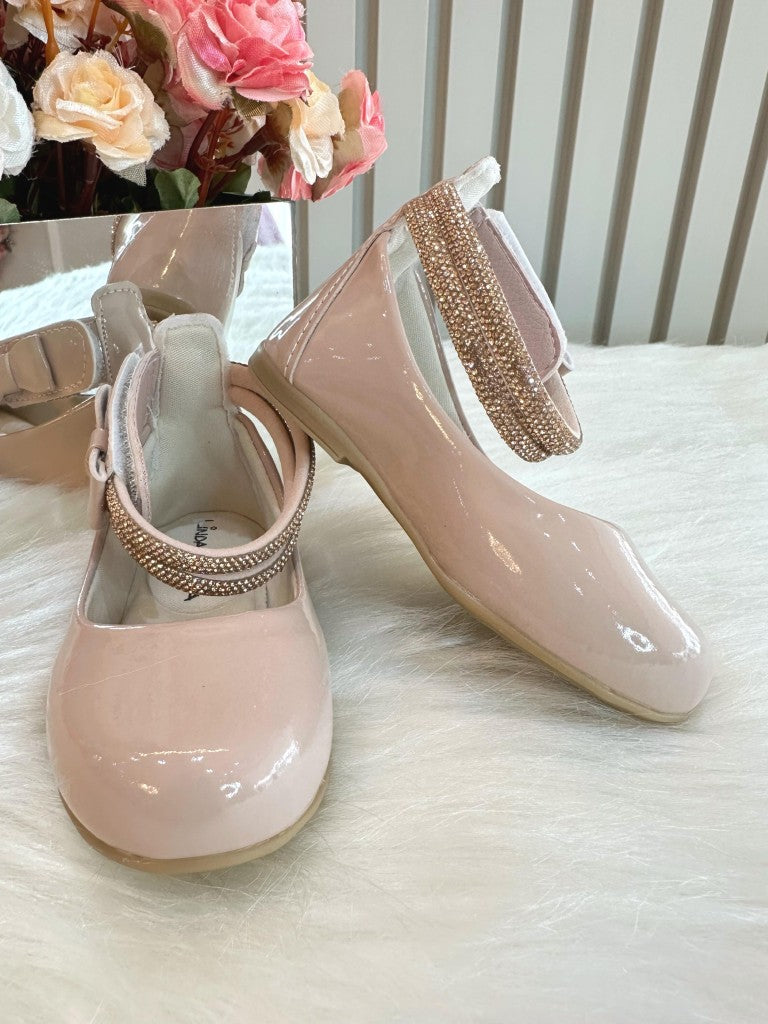 Zapatos de tacón color piel con tiras, pedrería y aplique de lazo 