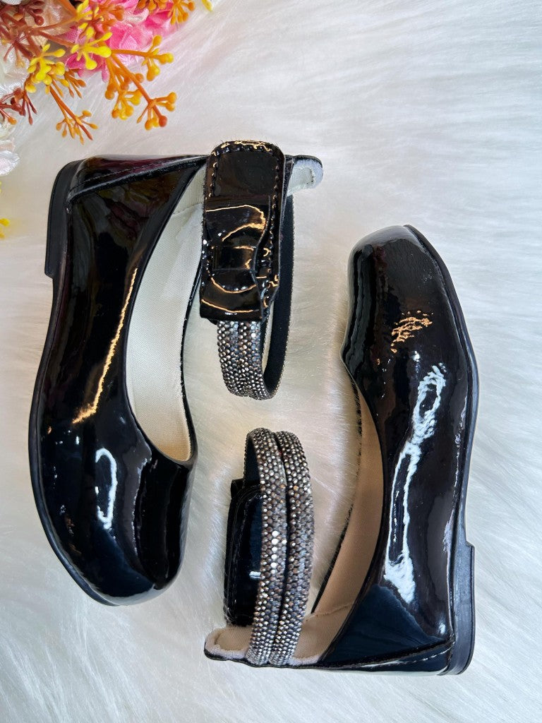 Zapato negro con tiras de diamantes de imitación y aplique de lazo