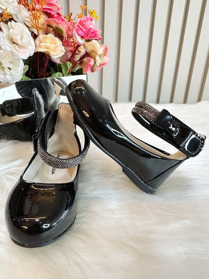 Zapato negro con tiras de diamantes de imitación y aplique de lazo