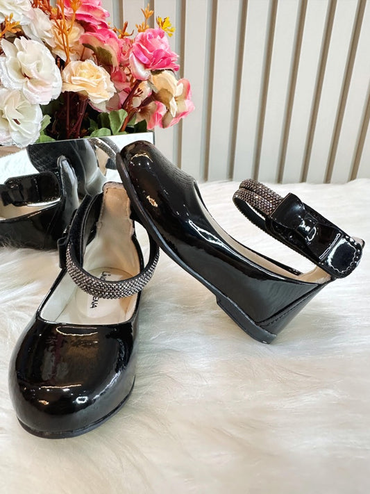 Zapato negro con tiras de diamantes de imitación y aplique de lazo