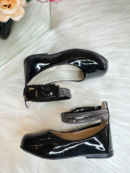 Zapato negro con tiras de diamantes de imitación y aplique de lazo