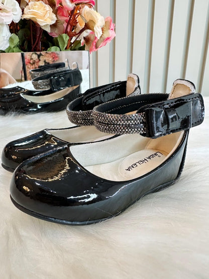 Zapato negro con tiras de diamantes de imitación y aplique de lazo
